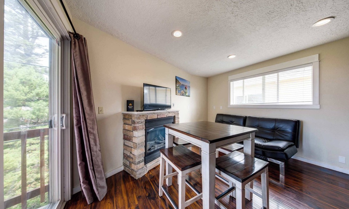 Lincoln City Condo | Upper Level Condo with Private Balcony and Nearby Beach Access Dog Friendly