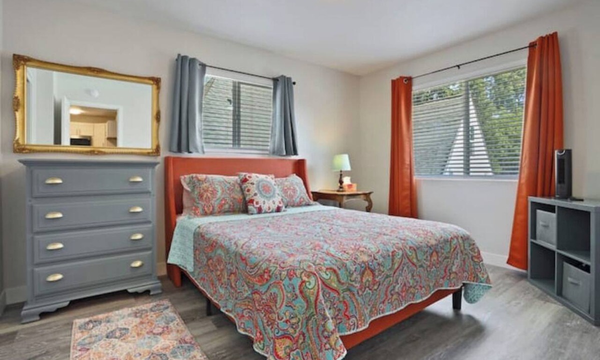 Southeastern Sacramento Condo | Urban Art Duplex-Bright and Beautiful!