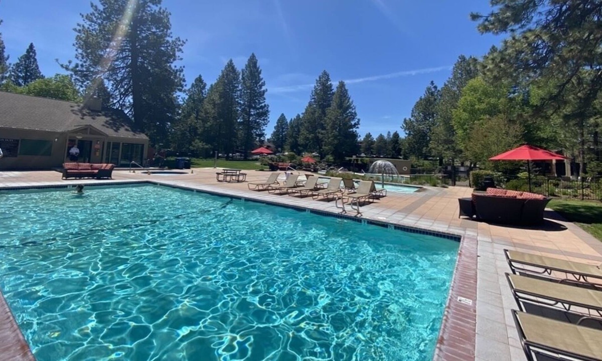 Bend Resort | Vaulted LOFT Seventh Mt Resort condo w 2 queen bds. Kitchen, views, fireplace