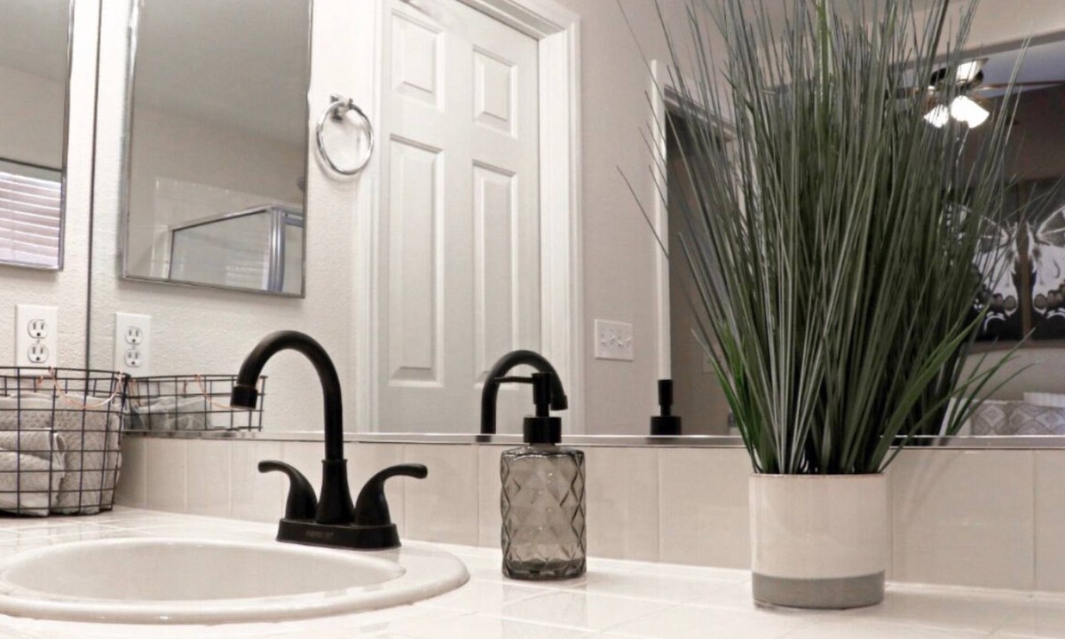 McCullough Hills House | Vegas Family Retreat - Arcade Games, Private Yard & Pet-Friendly Escape