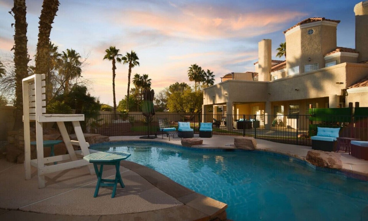 Canyon Gate House | Vegas Oasis 15 min strip - Spacious 4 BR 3.5BA Sleeps 14