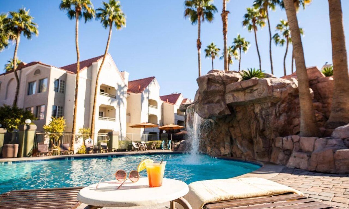 Las Vegas Hotel | Vegas Strip Getaway: Full Kitchen, Walkable Location, Modern Comfort & Amenities