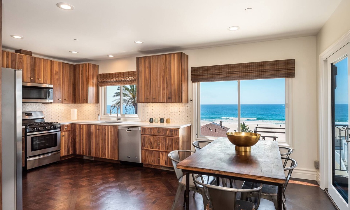 The Strand Apartment | View, View, Comfort and Stlye
