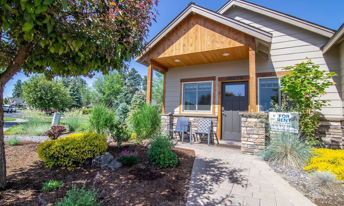 Sisters Condo | Views! 1 Blk to Town,New+Spotless, pets ok- South