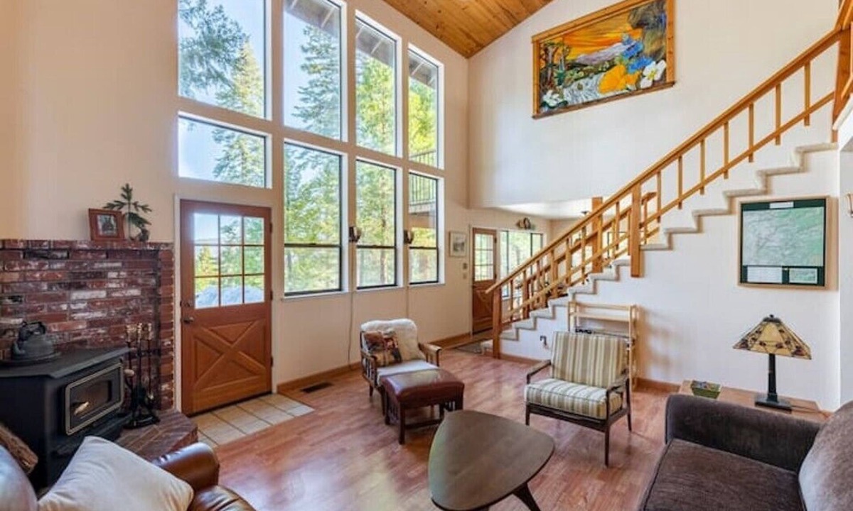 Arnold Cabin | Views! Jetted-Tub, Backyard Snow Sledding, King Bed, Shuffleboard, Generator