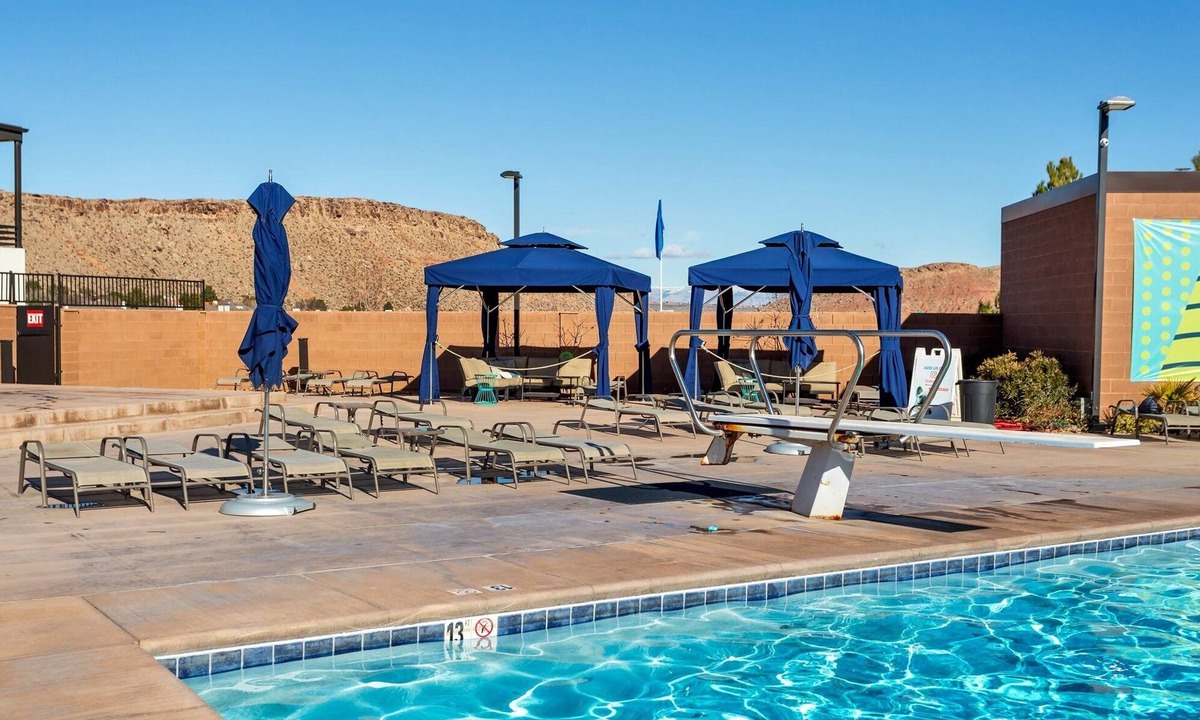 Bloomington House | Villa 37 - 4 Bedroom Townhome Pool and Hot Tub