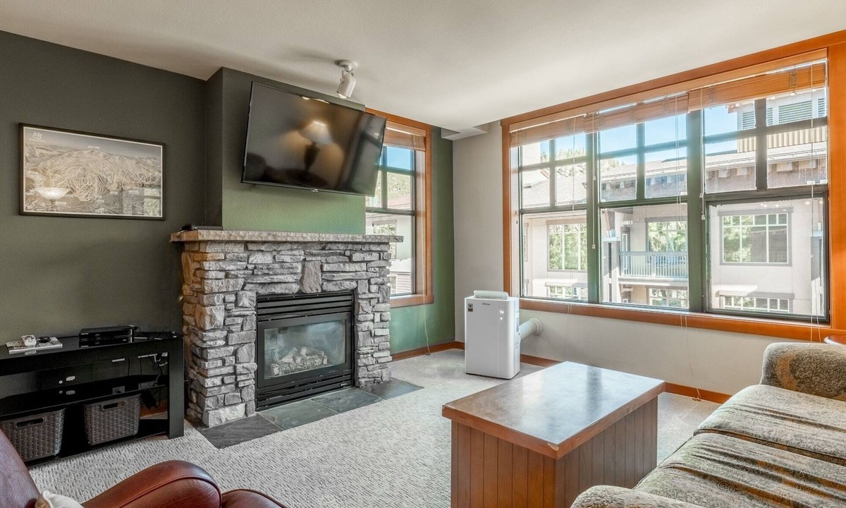 Mammoth Lakes Condo | Village Condo at Grand Sierra Lodge-Shared Hot Tub! Pool!