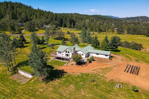 Oakland House | Vineyard Farmhouse in Oakland w/Hot Tub!