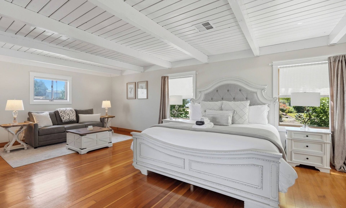 Carlton House | Vintage 1BR guest suite with king bed, fireplace, kitchenette, hot tub & patio