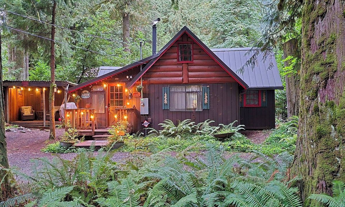 Zigzag Cabin | Vintage Cabin Near Zig Zag River with Hot tub & Sauna
