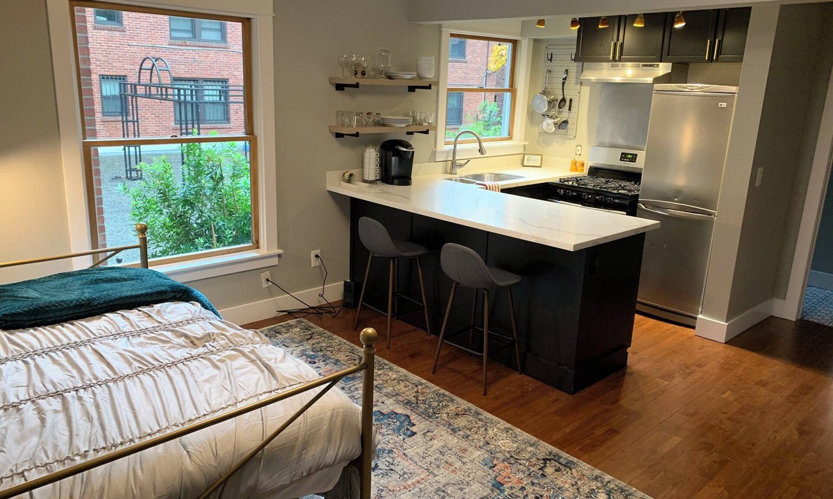 Stevens Condo | Vintage Capitol Hill Condo w/Secure Parking & Close to Light Rail