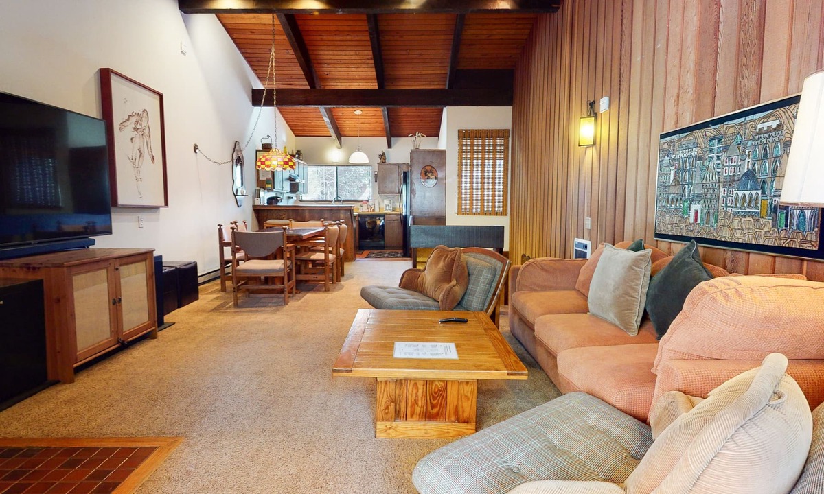 Mammoth Lakes Condo | Vintage & Spacious Cabin Get-a-way! Near The Village & Pool On-Site