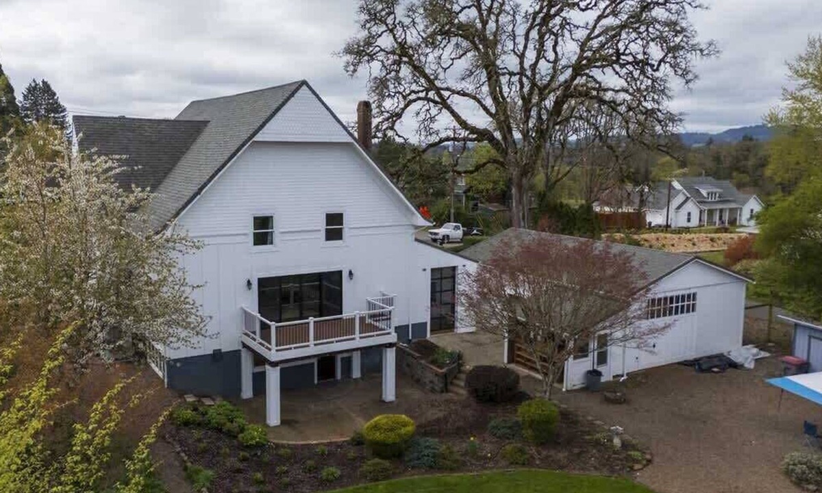 Carlton House | Vintage Terrace: Historic Charm Group-Ready HotTub
