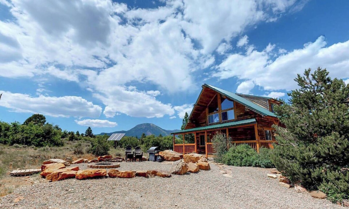 Monticello Resort | W-W: Western Town Retreat, 2 Cabins & Barndominium