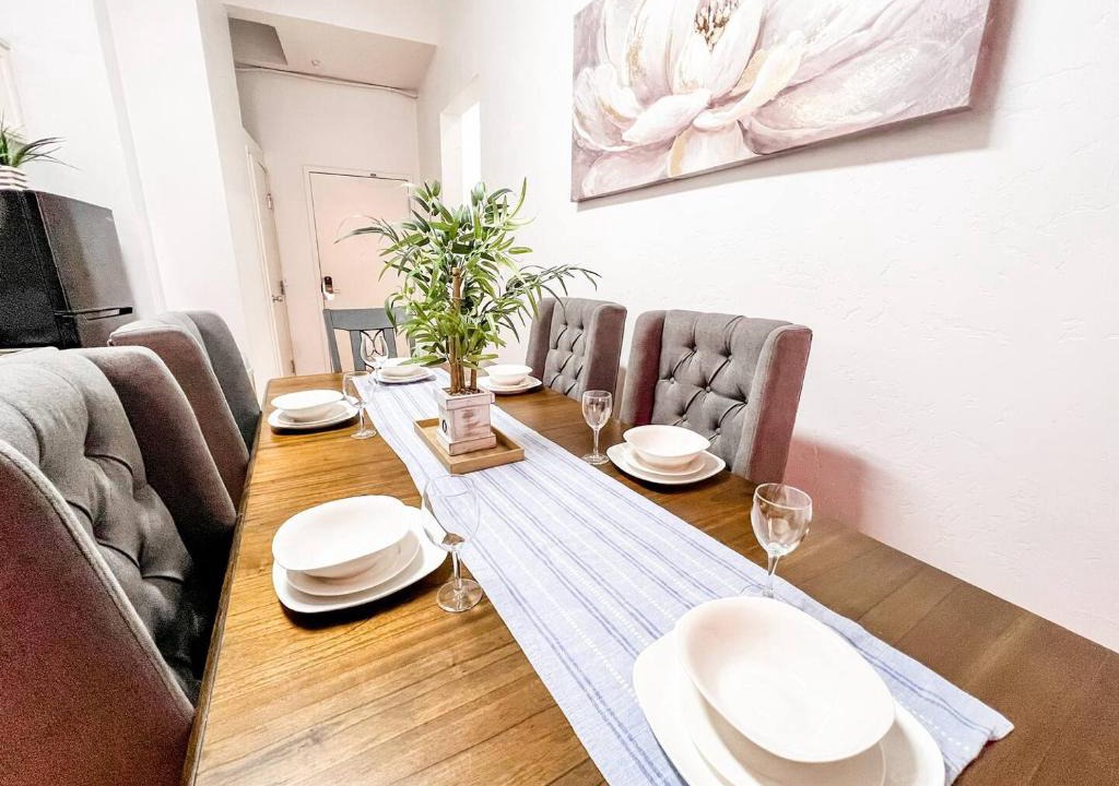 Gaslamp Quarter Hotel | Walk to Conv Center 2BR Top Floor Parking Incl