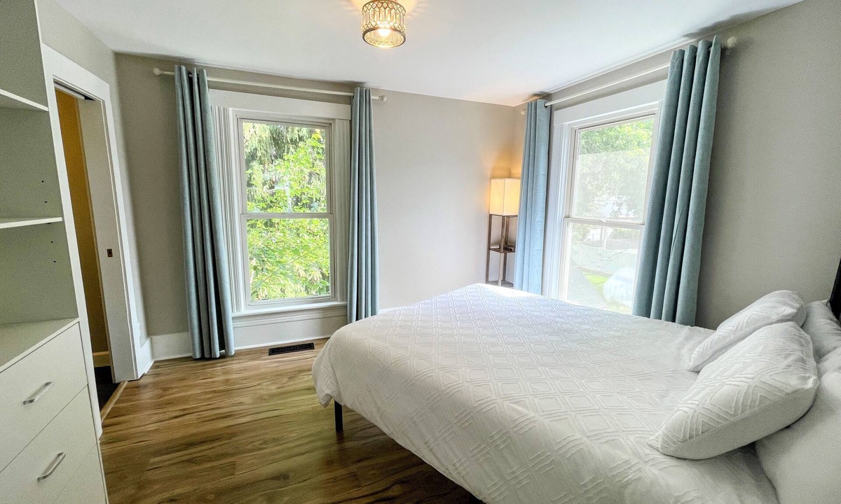 Chelan Bed & Breakfast | Walk to Lake & Downtown Chelan! Room #3
