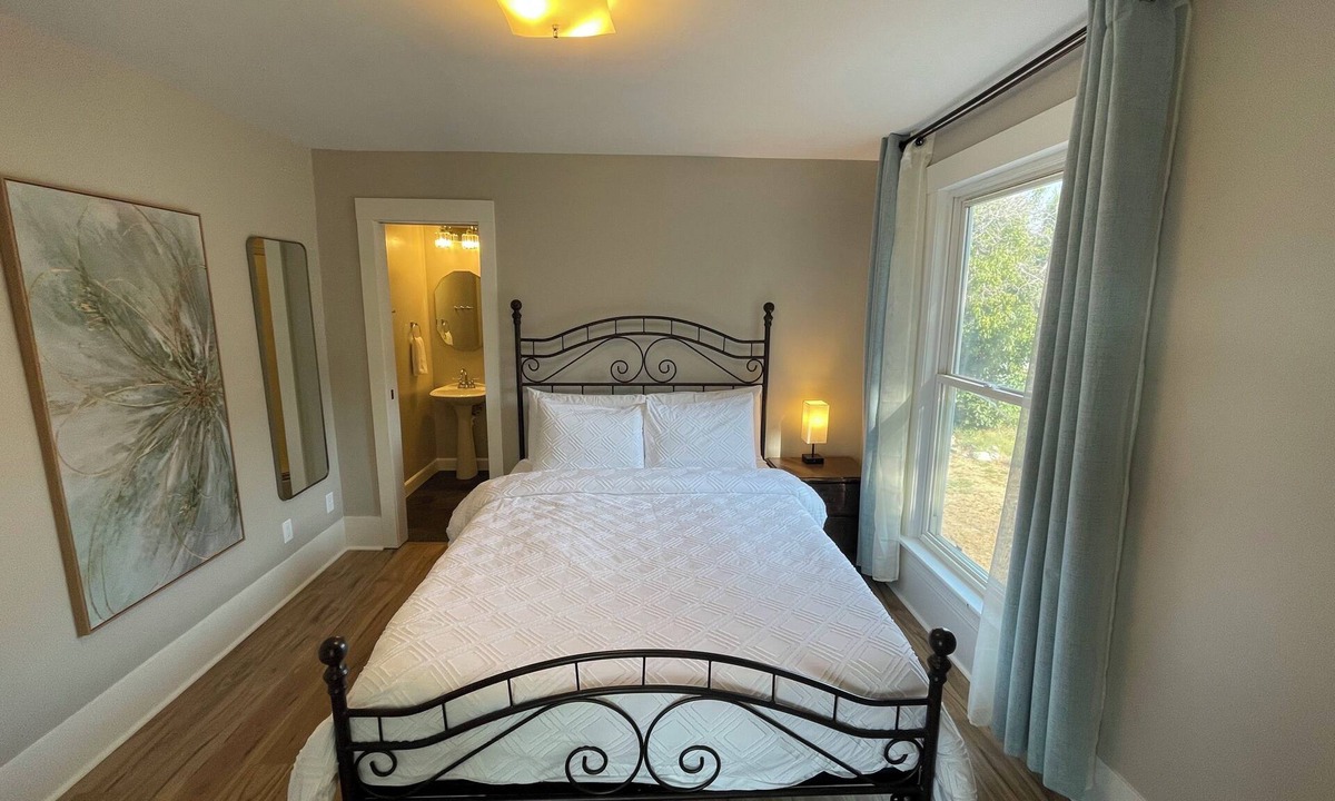Chelan Bed & Breakfast | Walk to Lake & Downtown Chelan! Room #4