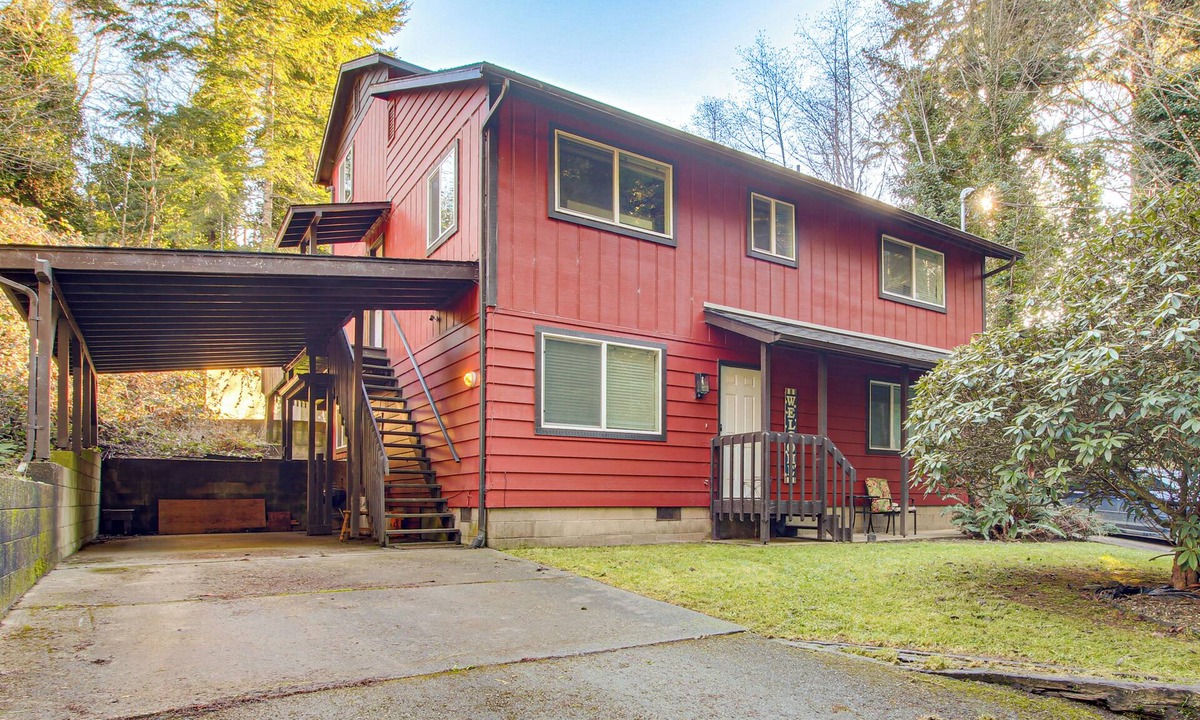 Coos Bay House | Walk to Mingus Park! Wooded Coos Bay Getaway