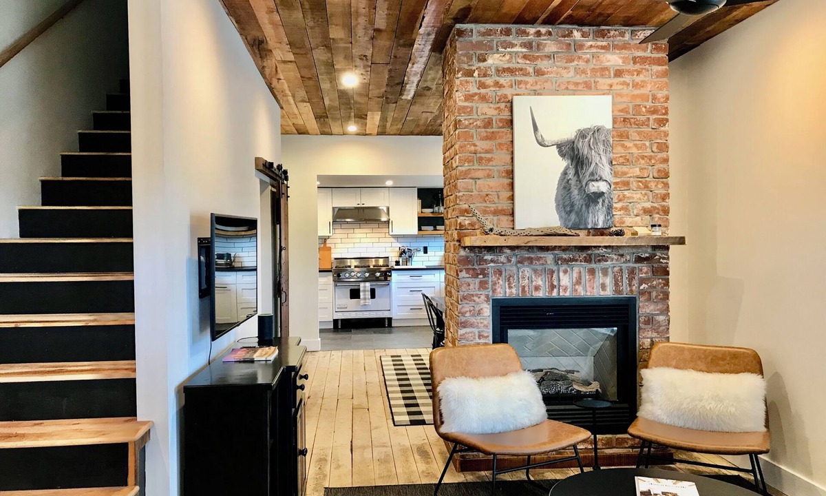Southside House | Walk to NAU & Downtown - 2BR Historic Home w/AC, Fireplace, Chef’s Kitchen