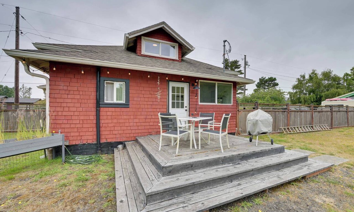 Seaview House | Walk to Shore! Long Beach Home w/Fire Pit
