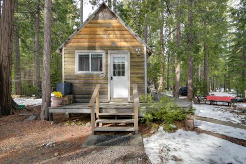 Butte Meadows Apartment | Walk to Trails & Butte Creek: Cozy Retreat w/Deck