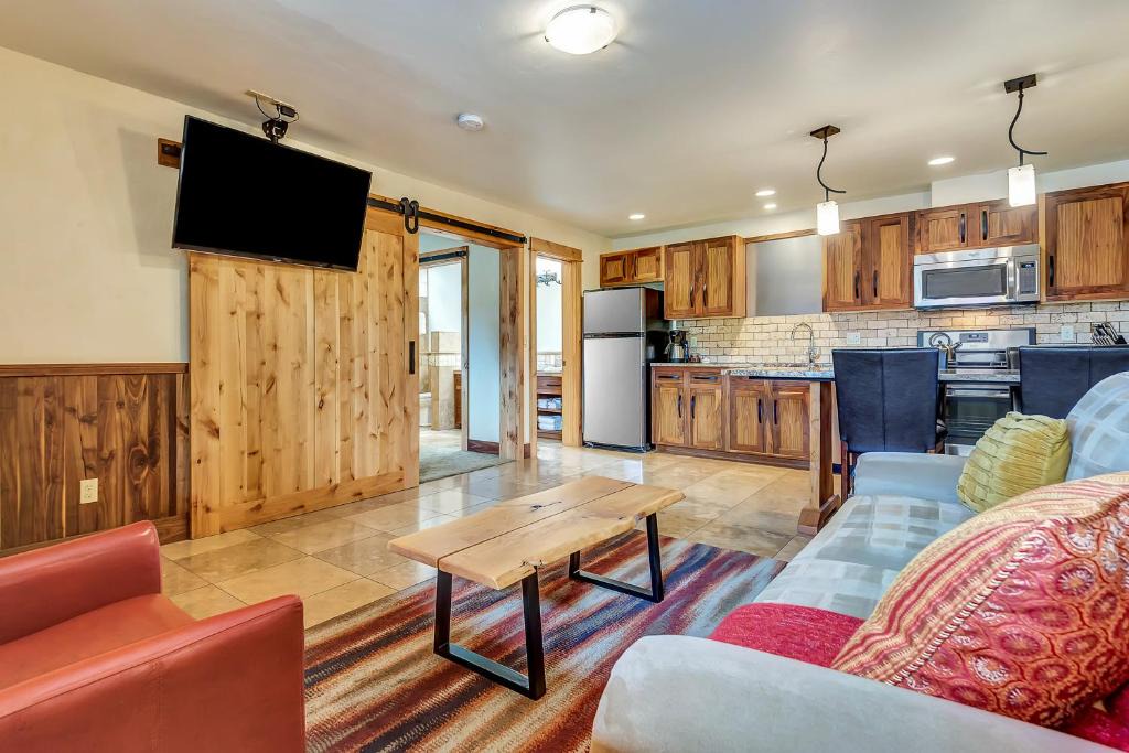 Bend Hotel | Wall Street Suites
