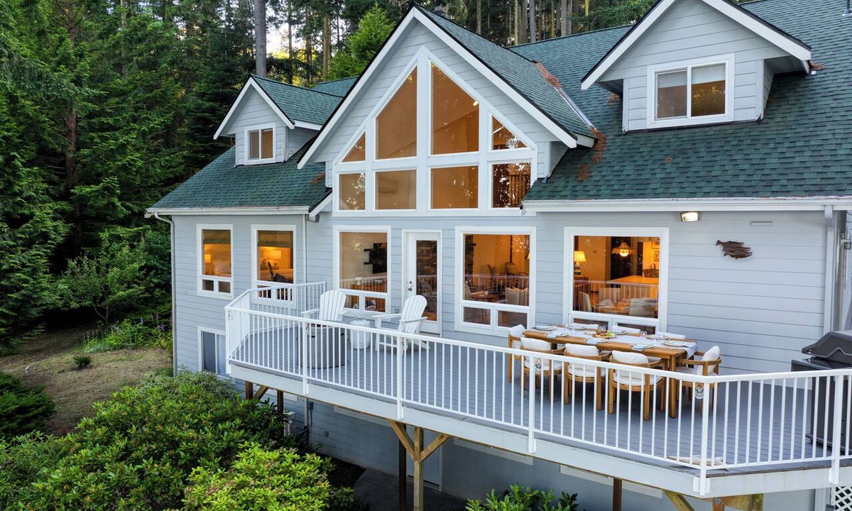 Greenbank House | Water Views + Hot Tub + Beach Trail | Greenbank, Whidbey Island | Eagles Bluff
