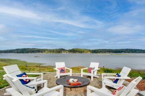 Victor House | Waterfront Allyn Home with Fire Pit + 2 Kayaks!