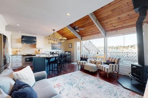 Historic Bayfront House | Waterfront condo with bay views & shared gym - dog-friendly