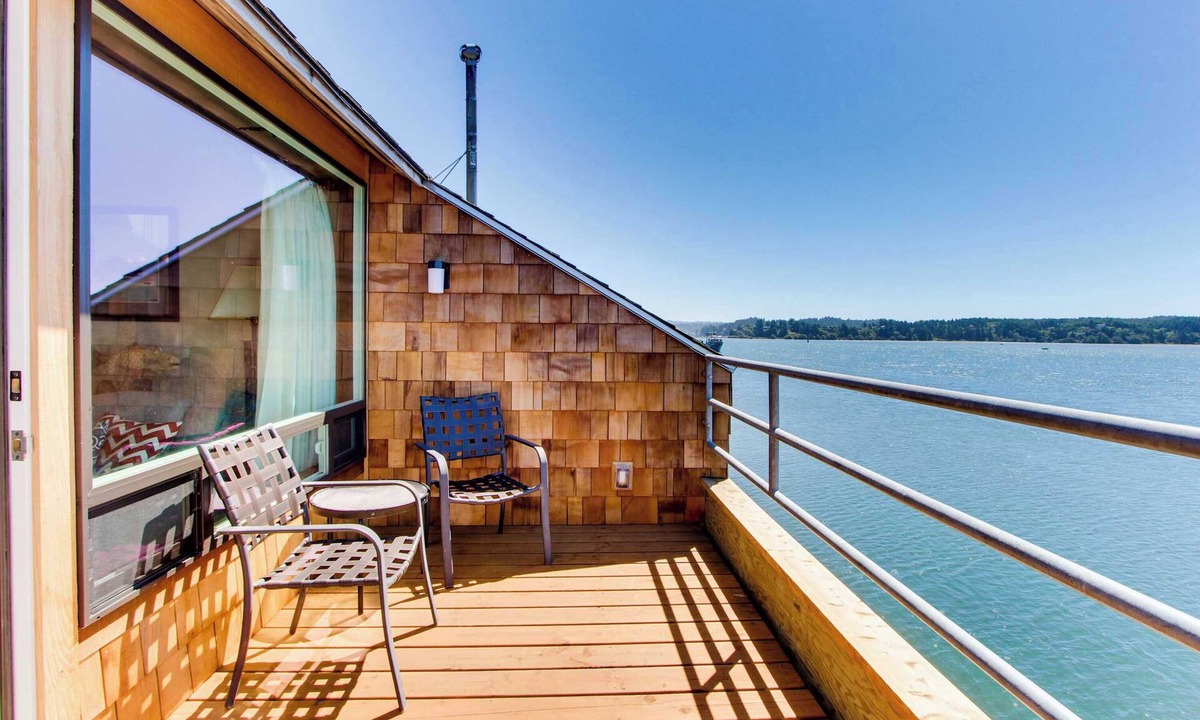 Historic Bayfront Condo | Waterfront Condo with Private Deck, Bay Views, Pool, Hot Tub, & Sauna
