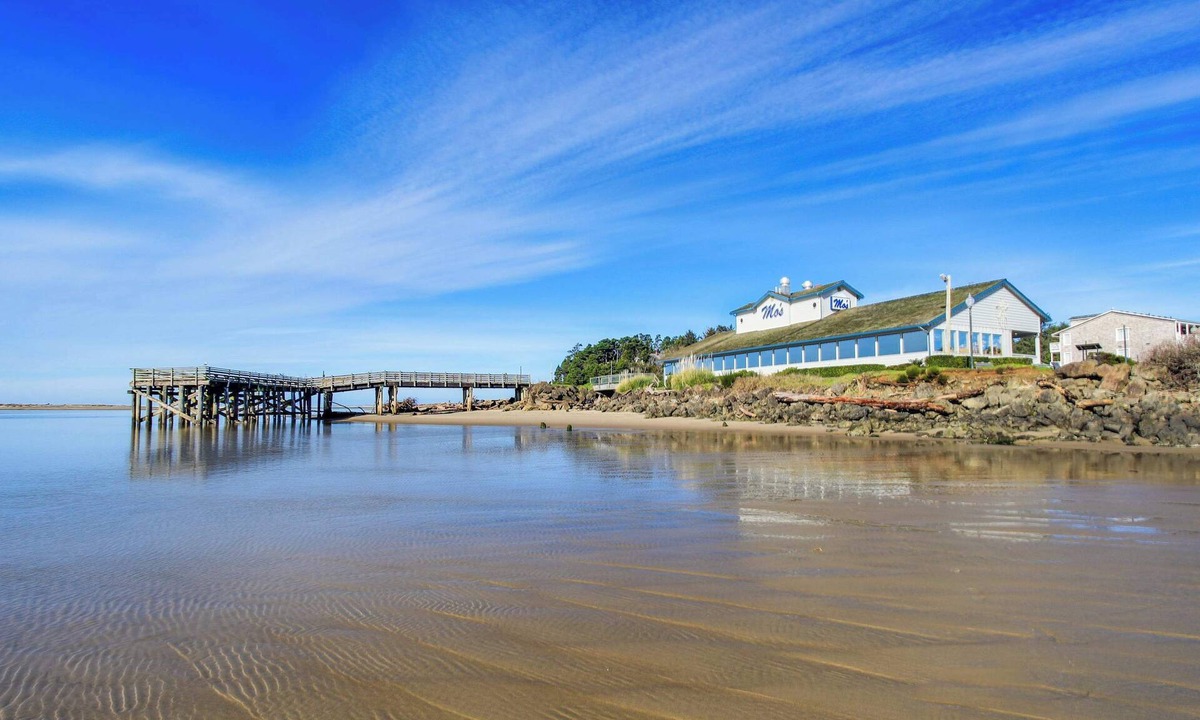 Lincoln City Condo | Waterfront Corner Condo with Fireplace and Ocean Views Close to Beach and Bay