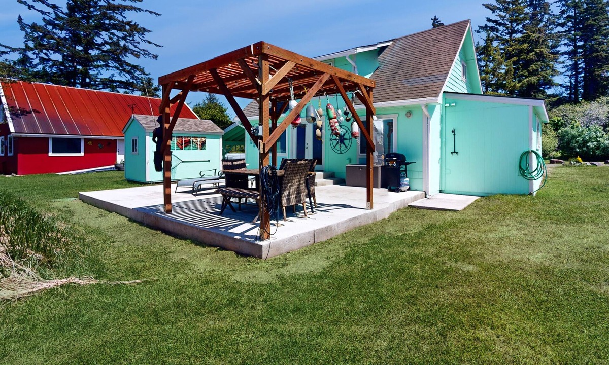 South Bend House | Waterfront cottage w/large deck, fiber optic WiFi, views, and updated interior