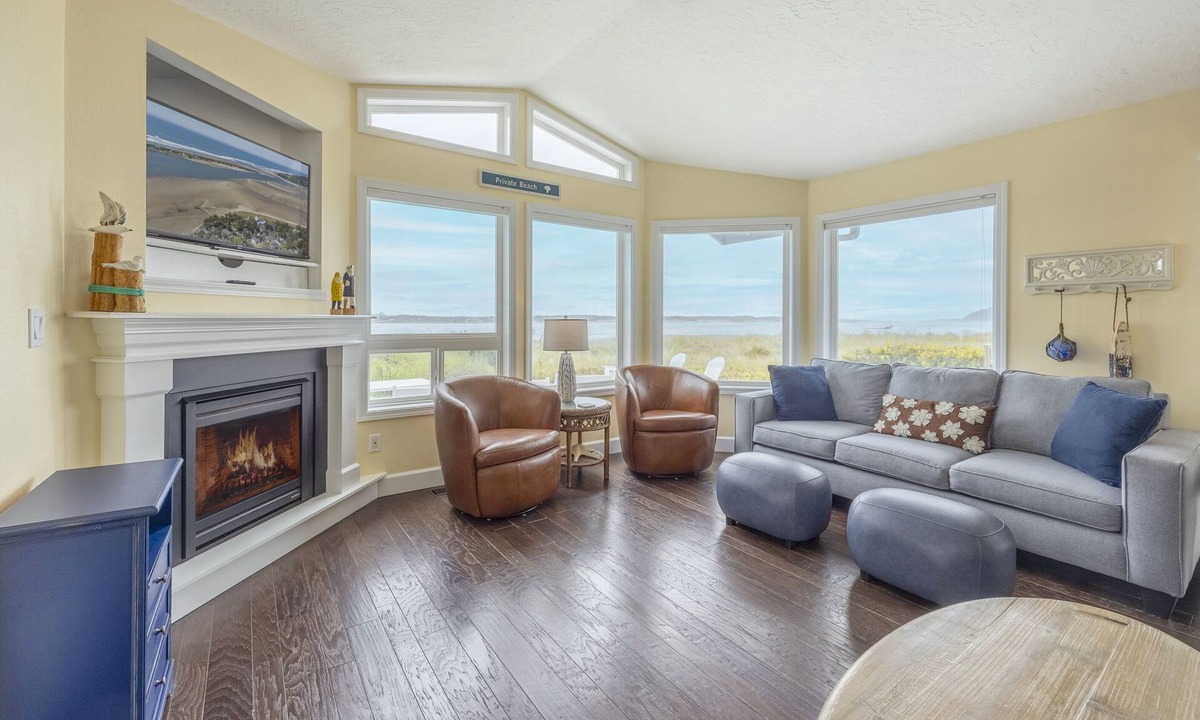 Lincoln City Cottage | Waterfront | Hot Tub | Kayaks | Crab Traps | 3~Kings