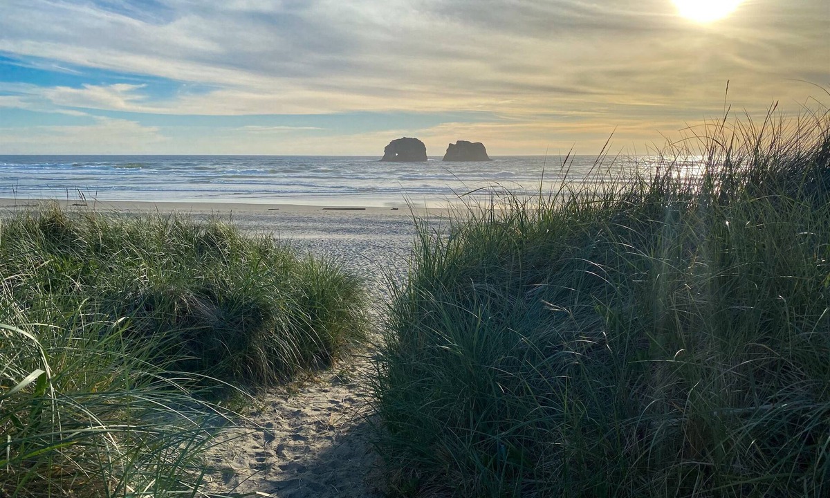 Rockaway Beach House | Waterfront Oceanfront Rockaway Beach House|3 BDR| Near Downtown|WIFI|W&D