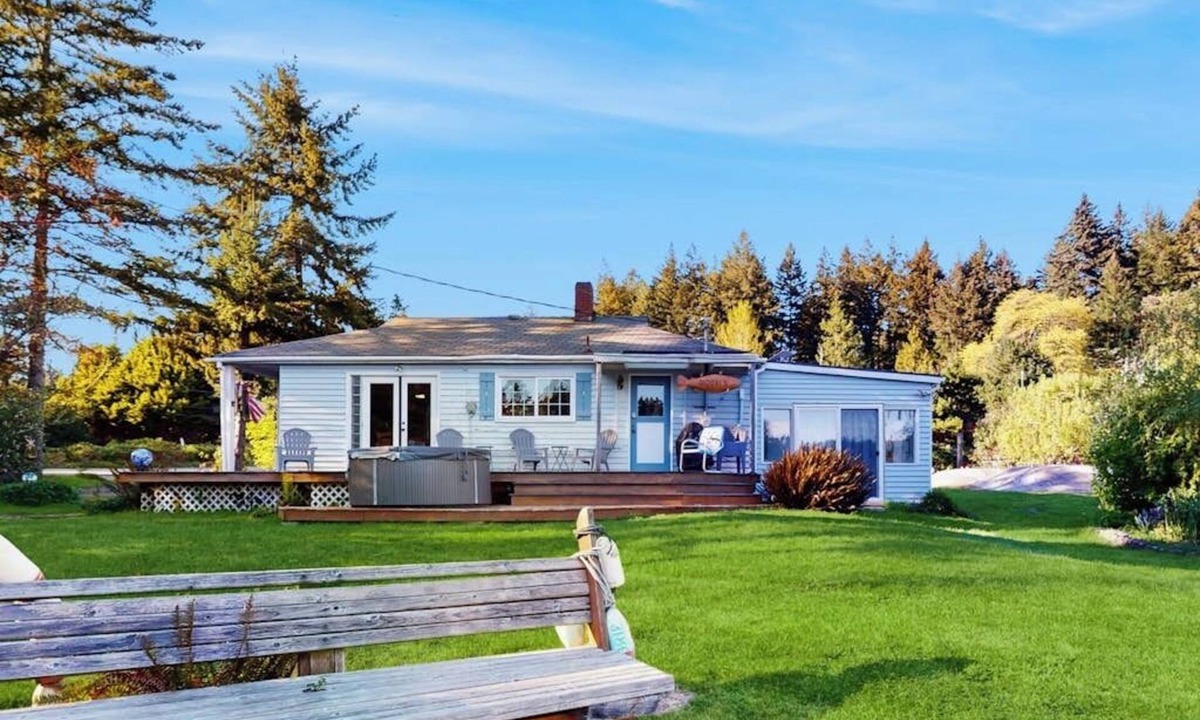 Bainbridge Island Cabin | Waterfront Retreat w/Private Dock, Hot Tub + Starlink – Walk to Ferry