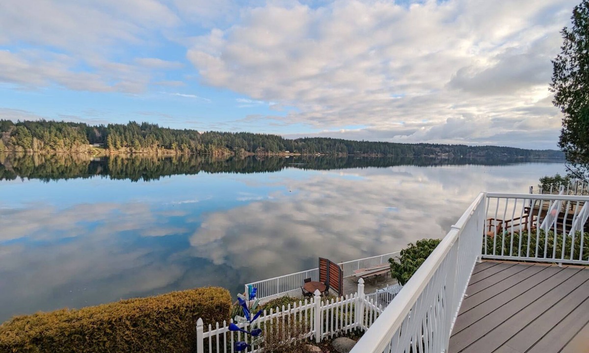 Shelton Cottage | Waterfront Villa with Private Beach, Hot tub, EV & WFH