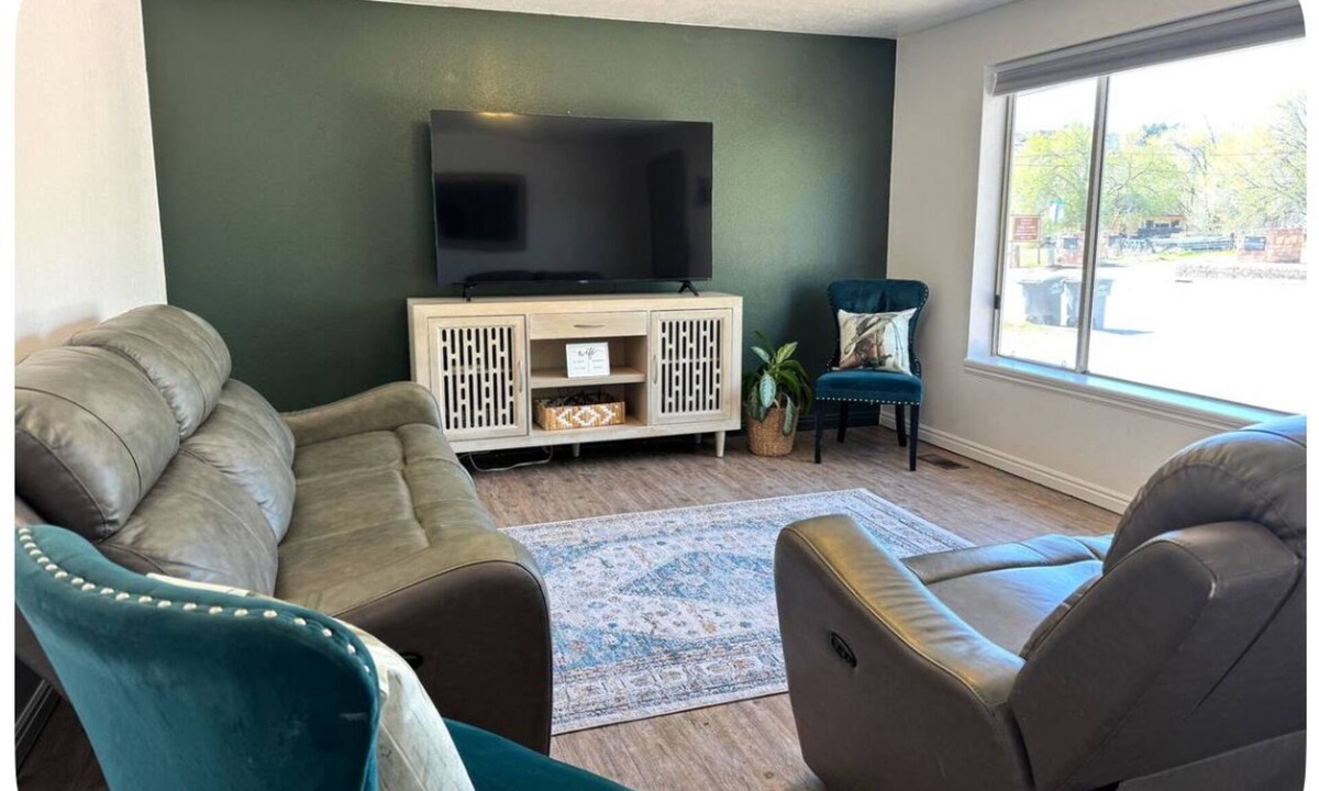 Leeds House | Western Farm Retreat 3 bedroom house in Leeds Utah, WiFi, AC, large backyard