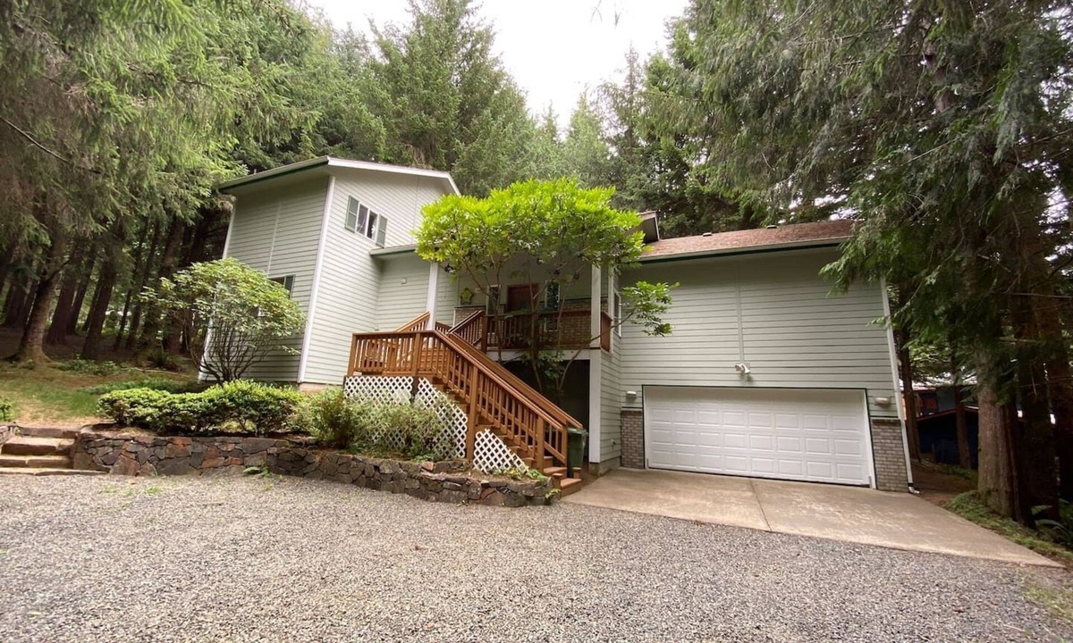 Dunes City House | Whispering Woodland - Family Friendly, Dogs, Parking