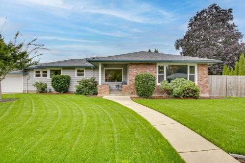 Albany House | Willamette Valley Family Home w/Fenced Yard
