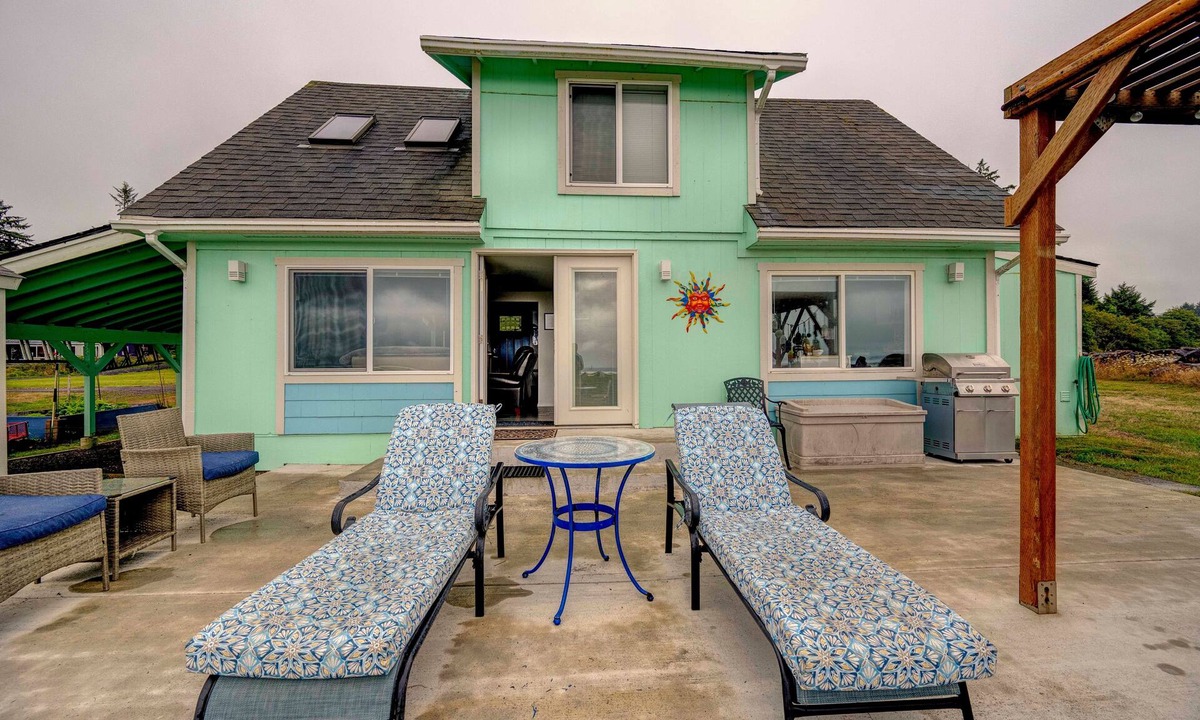 South Bend House | Willapa Bay Waterfront Cottage | Sleeps 8