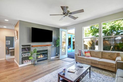 Southwest Santa Rosa House | Wine Country Retreat with Hot Tub & Mini Golf