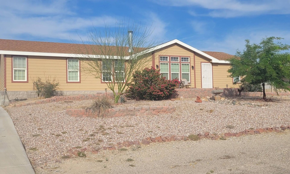 Holiday Shores House | Your Desert Retreat.pets welcomed. Long-term renter discounts available.