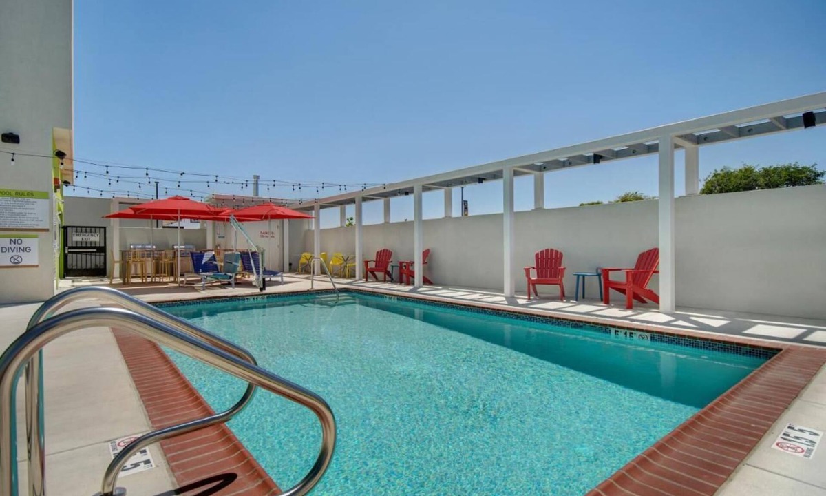 Garden Grove Hotel | Your Oasis Awaits! 4 Relaxing Units! Parking, Pets Allowed and Free Breakfast!