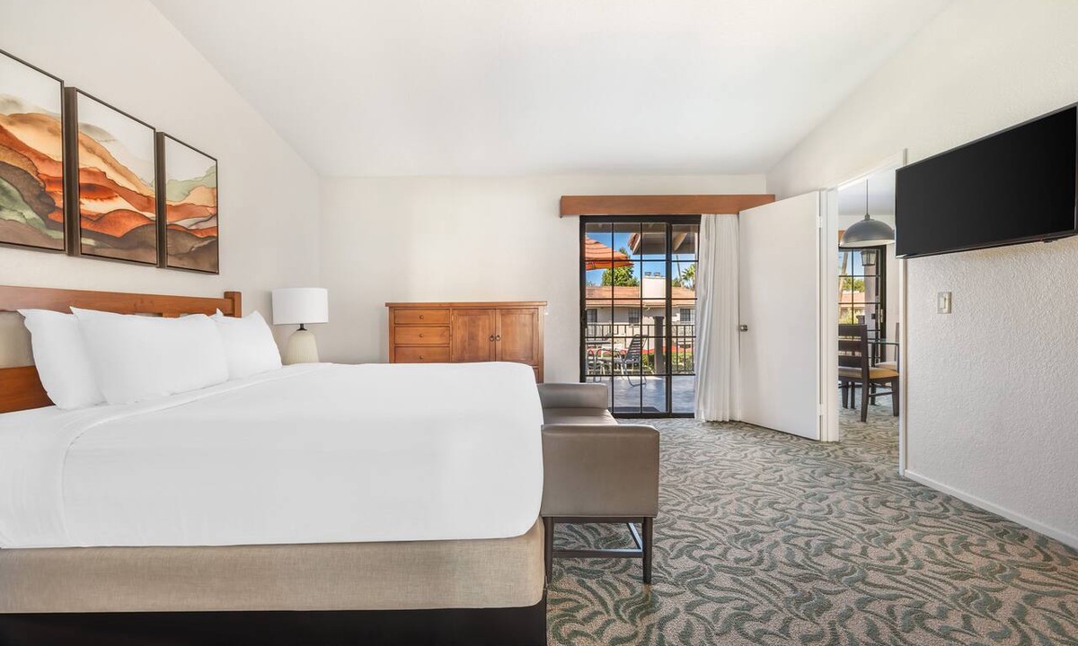 San Diego Country Estates Hotel | Your Relaxing Getaway Awaits! Pool, Free Parking!