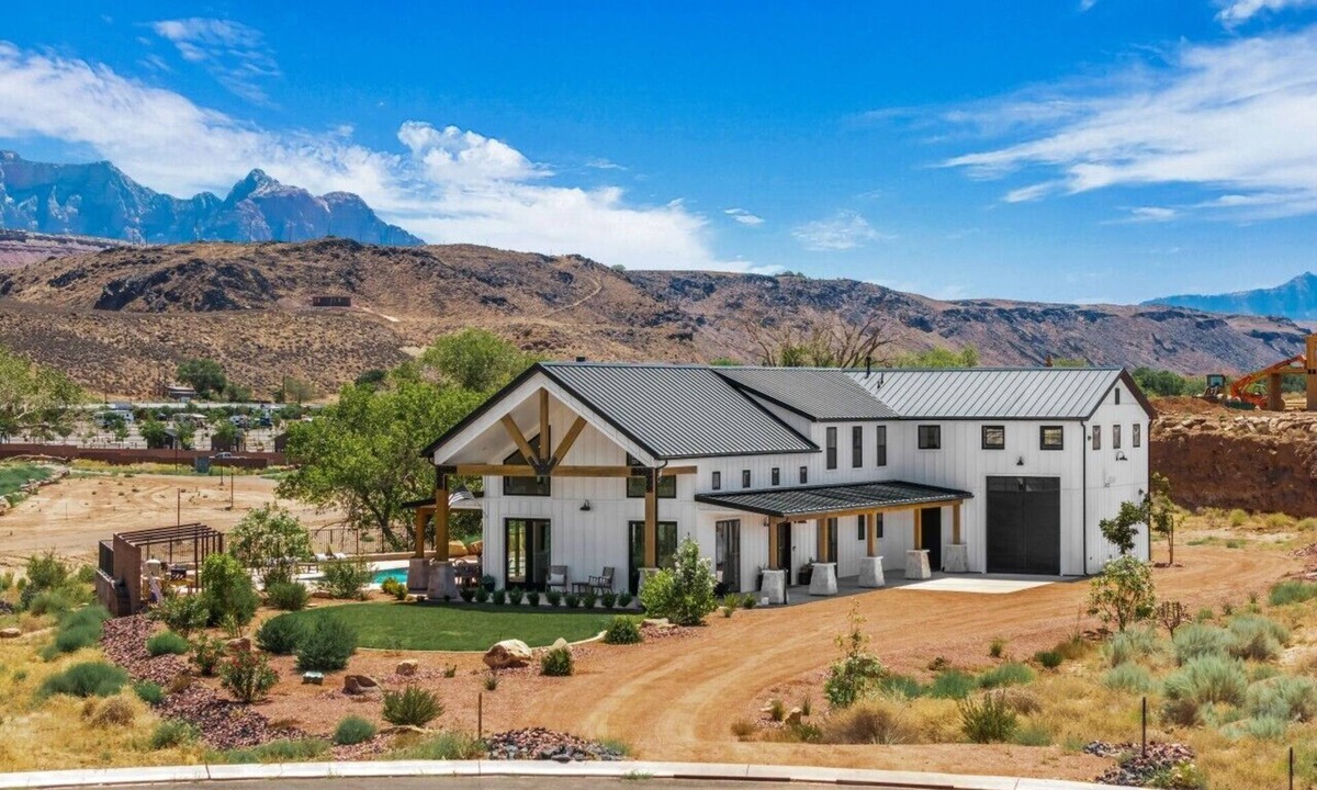 Virgin House | Zion Riverfront Farmhouse