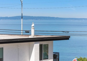 2BR 2BA Alki Beach Dream Location with Patio, Barbecue and Balcony