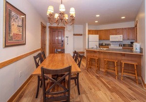 8884 | Springs, wood floors, steps to gondola!