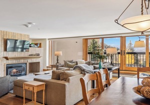 Bright and Spacious 2BR A/C Fireplace & Stunning Beaver Creek Mountain Views