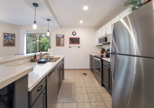 Cozy condo w/fireplace, close to GNP - Marina Cay Retreat