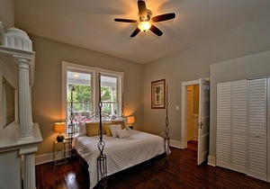 Elegant Brick 2 Br In Downtown Savannah